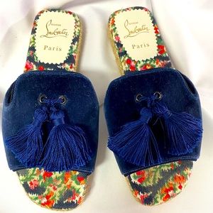 CHRISTIAN LOUBOUTIN
Navy Blue Velvet Pacha Flat